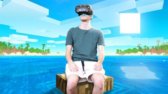 «Ютубер» сутки жил в мире Minecraft для VR